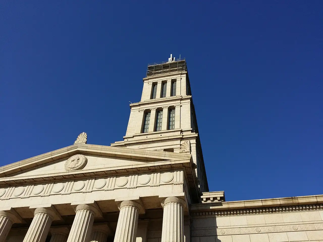 The columned front and stepped tower of the George Washington Masonic National Memorial in Alexandria, Virginia