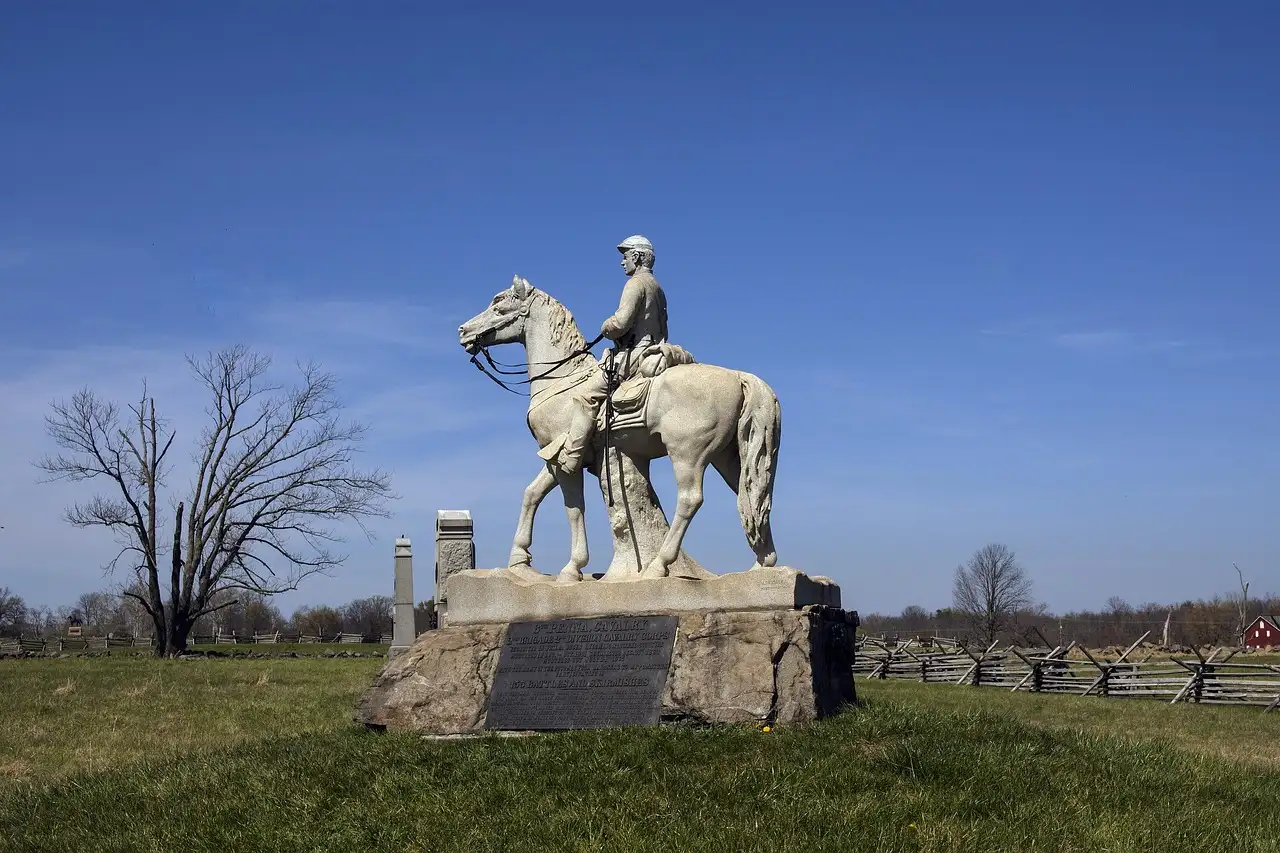 A bronze statue of a Civil War officer on horseback on the Gettysburg battlefield
