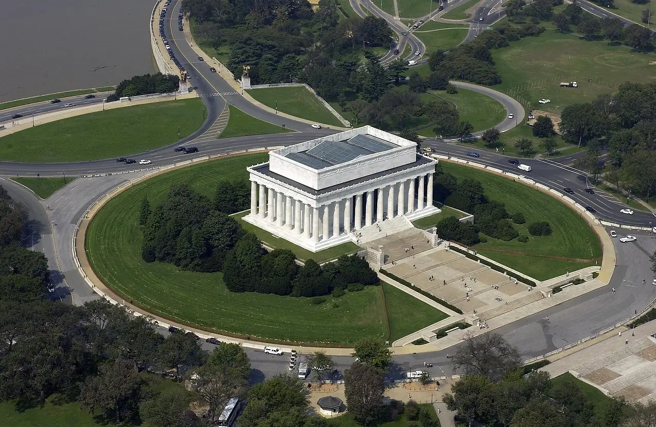 An aerial view of the Lincoln Memorial and the grounds around it in Washington, DC.
